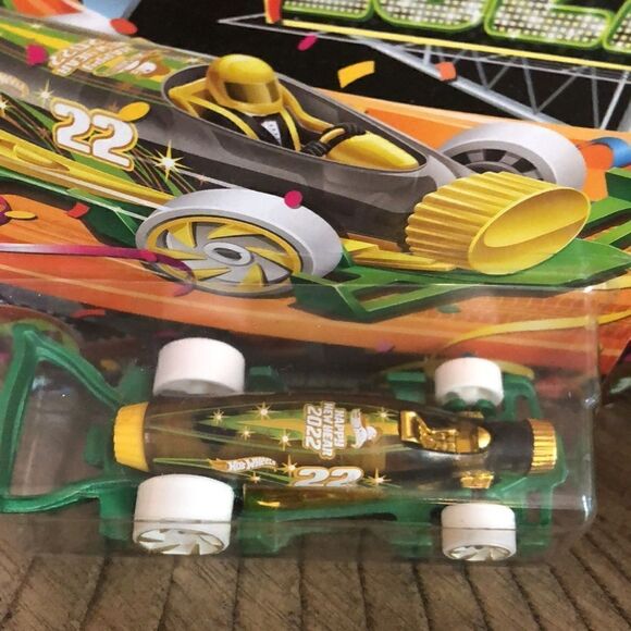 Hot Wheels City 2022 Hot Wheels Happy New Year🥳 Carbonator 1 2 Collect 1 4 Play - Picture 7 of 17